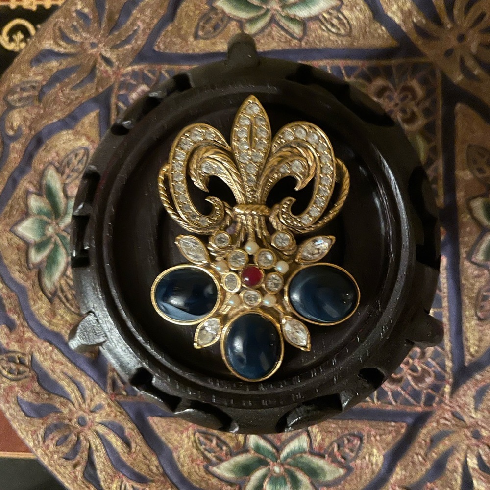 Vintage Avon Fleur De Los Brooch